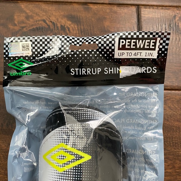 Pee-wee NWT Umbro stirrup soccer shinguards - Picture 2 of 4